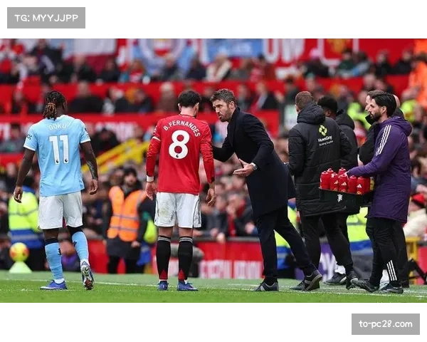 曼联前场四人组灵活换位,B费伪九号角色扰乱对手防线 曼联前场四人组灵活换位,B费伪九号角色扰乱对手防线